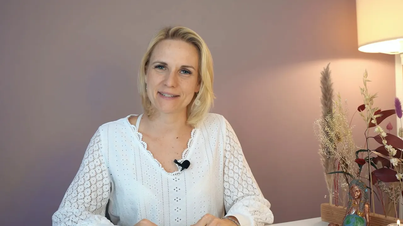 Vicky Burghold im Willkommensvideo der Maulbeerkeim Academy